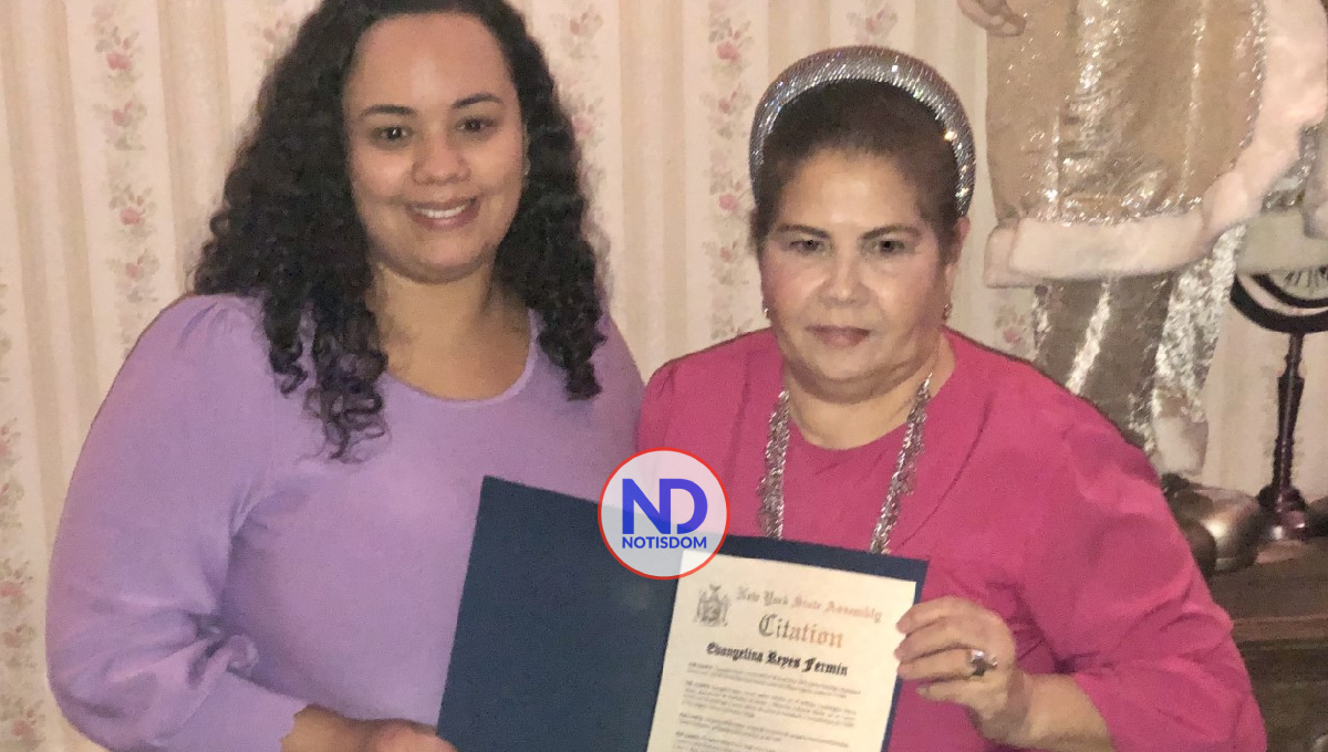 Asambleísta Carmen De la Rosa reconoce trabajo de diseñadora Evangelina Reyes Fermín