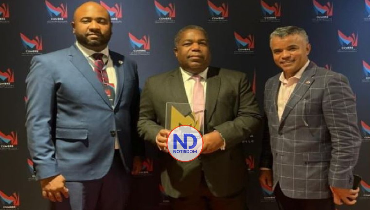 Tony Peña recibe premio «Mejor Político Latinoamericano 2021»