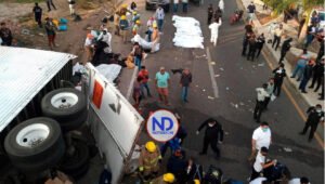 Suben a 6 dominicanos muertos en accidente trailer en México