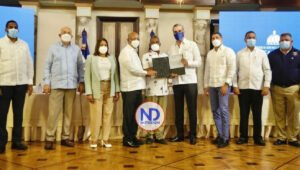 El Gobierno entrega títulos de solares y viviendas a 667 familias