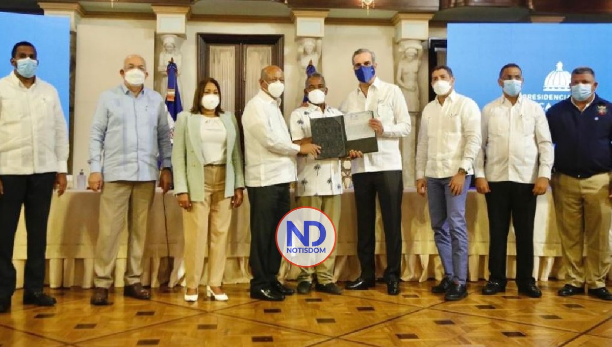 El Gobierno entrega títulos de solares y viviendas a 667 familias