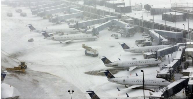 AVIONES Cientos de vuelos cancelados por tormenta de nieve noreste EEUU