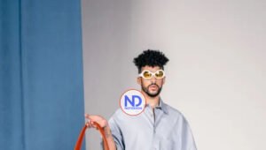 Bad Bunny rompe estereotipos, modela bolsos para Vogue