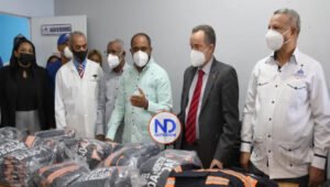 Salud Pública entrega 1,200 chalecos a inspectores Covid-19