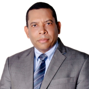 En el fondo y mirando hacia arriba