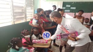 Niños de la provincia Independencia reciben juguetes del viceministro de Deportes