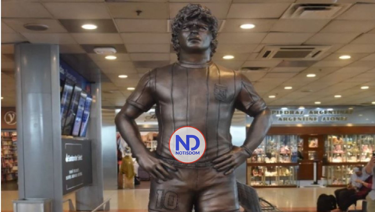 Pasajeros deslumbrados con una estatua Maradona en Argentina