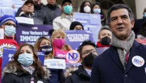 Entra en efecto ley que permitirá a inmigrantes votar en elecciones municipales de NYC
