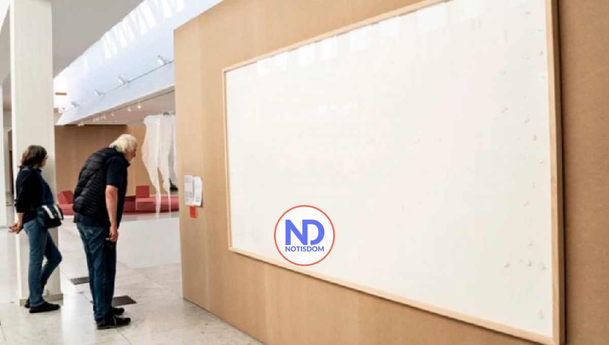 Artista recibe 84 mil dólares y entrega obra en blanco titulada «Toma el dinero y corre»