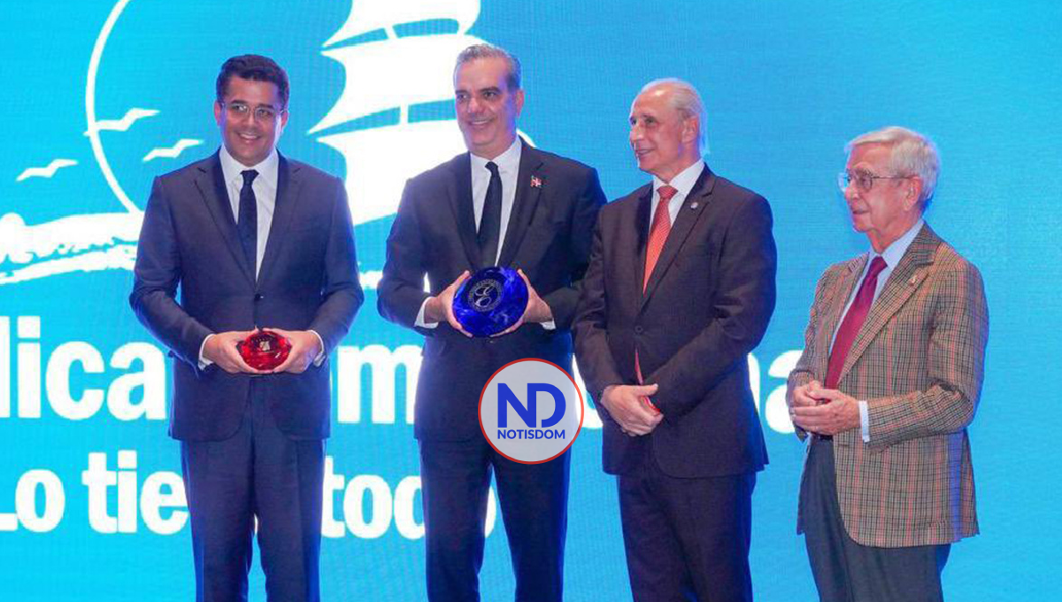 Entregan Premio Excelencia al presidente Luis Abinader y al ministro David Collado
