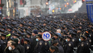 Miles de policías arroparon la 5 Avenida para darle el último adiós a Jason Rivera