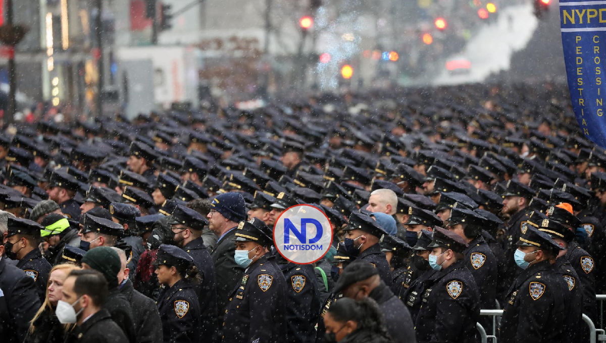Miles de policías arroparon la 5 Avenida para darle el último adiós a Jason Rivera 2 Miles de policías arroparon la 5 Avenida para darle el último adiós a Jason Rivera