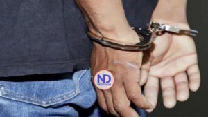 Hombre usaba una Biblia para vender marbetes falsos a RD$900