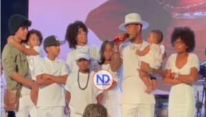 Vakeró sube a tarima a Ramón Torres, Luis Miguel, Alex Bueno y a 9 de sus hijos