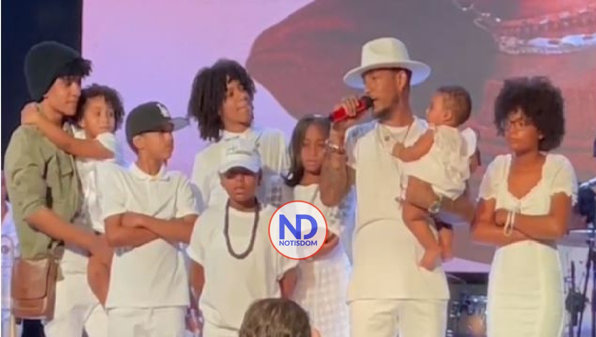 Vakeró sube a tarima a Ramón Torres, Luis Miguel, Alex Bueno y a 9 de sus hijos