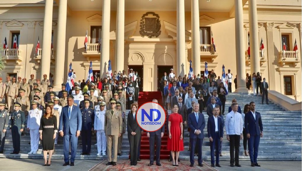 Presidente Luis Abinader rinde honores a la Bandera Nacional