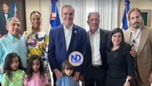 Zoé Saldaña y su familia visitan a Luis Abinader en el Palacio Nacional