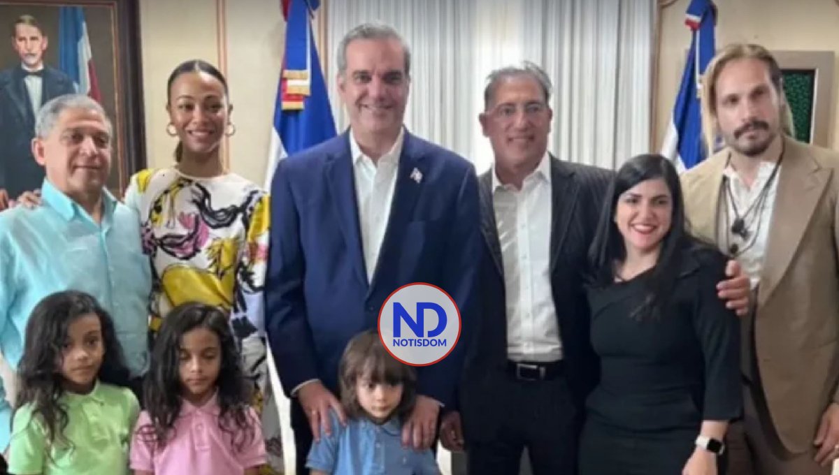 Zoé Saldaña y su familia visitan a Luis Abinader en el Palacio Nacional