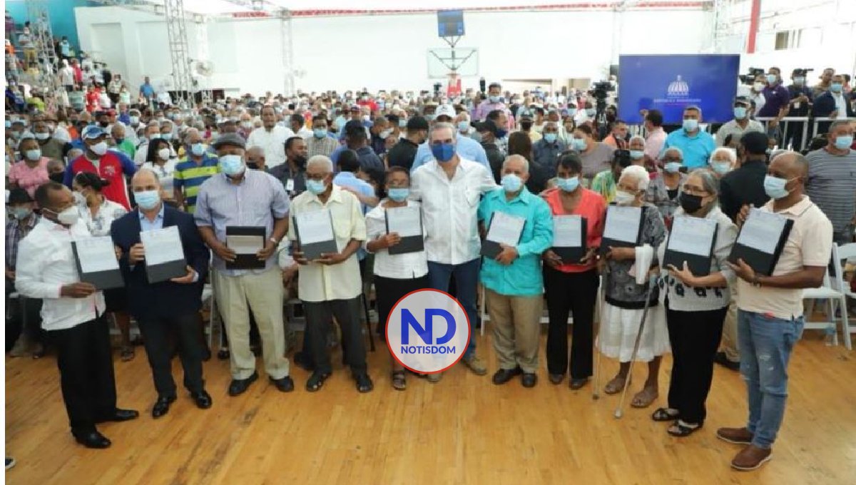 SDE: Presidente Abinader entrega 380 títulos de propiedad