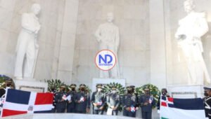 Policías depositan ofrenda floral en el Altar de la Patria