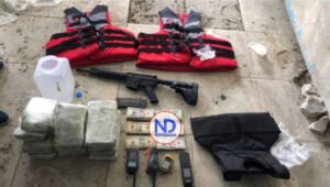 Ocupan cocaína, fusil y dólares a dos detenidos en finca Toño Leña