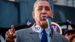 Adriano Espaillat anuncia guía para acceder a inversiones históricas