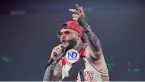 Farruko pide perdón por sus canciones y convierte un concierto en «una misa»