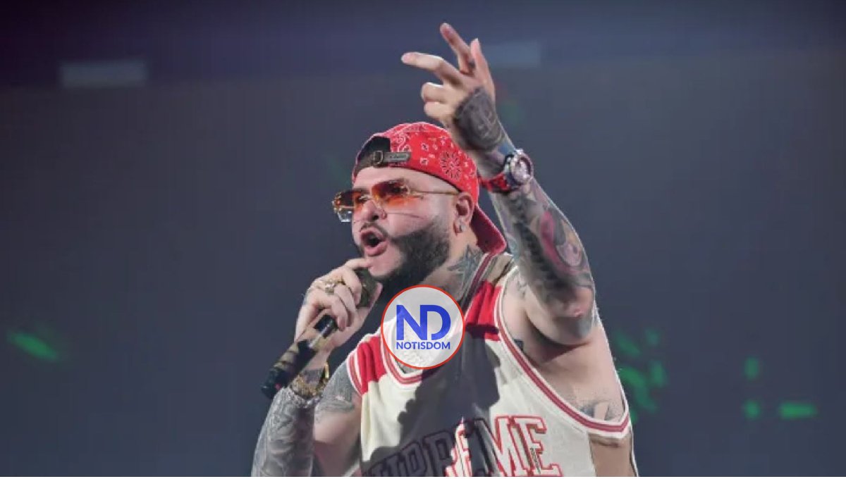 Farruko pide perdón por sus canciones y convierte un concierto en «una misa»