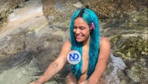 Karol G enciende las redes con su inesperado desnudo en el mar