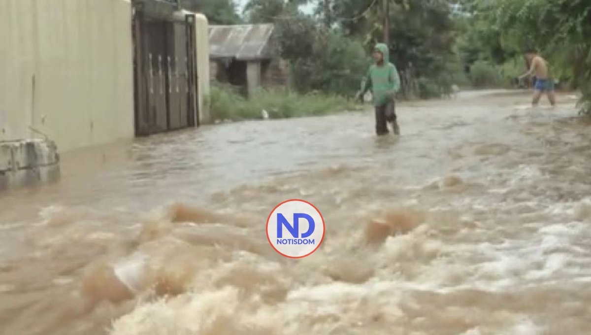 Las lluvias continúan y obligan a desplazar 7,975 personas en RD