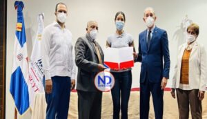 MESCYT entrega becas a 41 estudiantes meritorios del ITSC