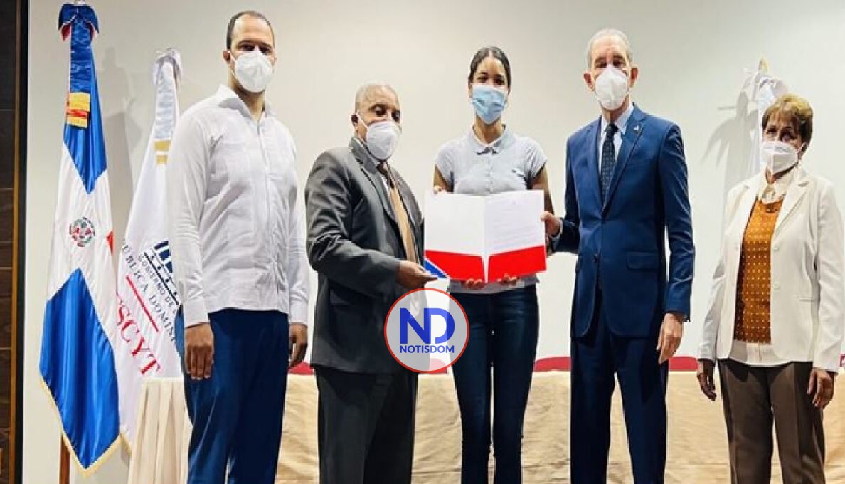 MESCYT entrega becas a 41 estudiantes meritorios del ITSC