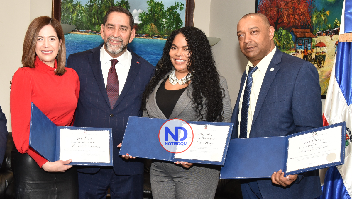 Consulado RD en New York reconoce a dos dominicanas y un dominicano por sus méritos