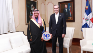 Presidente Abinader recibe en su despacho al ministro de Turismo de Arabia Saudita