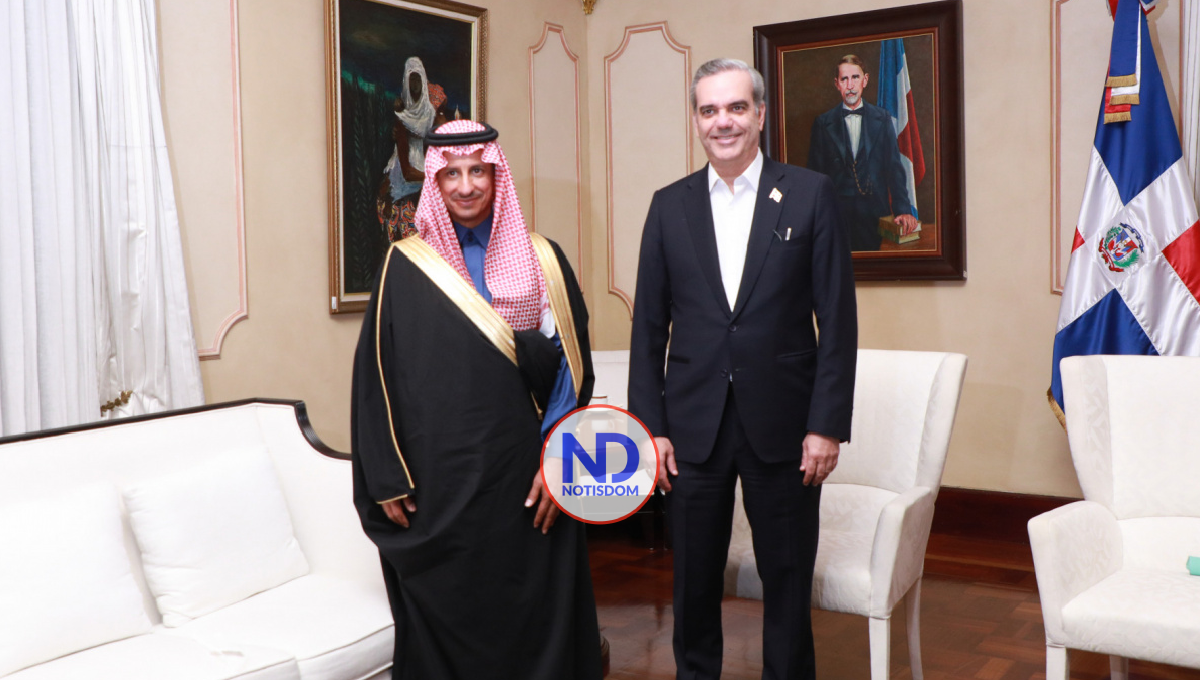 Presidente Abinader recibe en su despacho al ministro de Turismo de Arabia Saudita