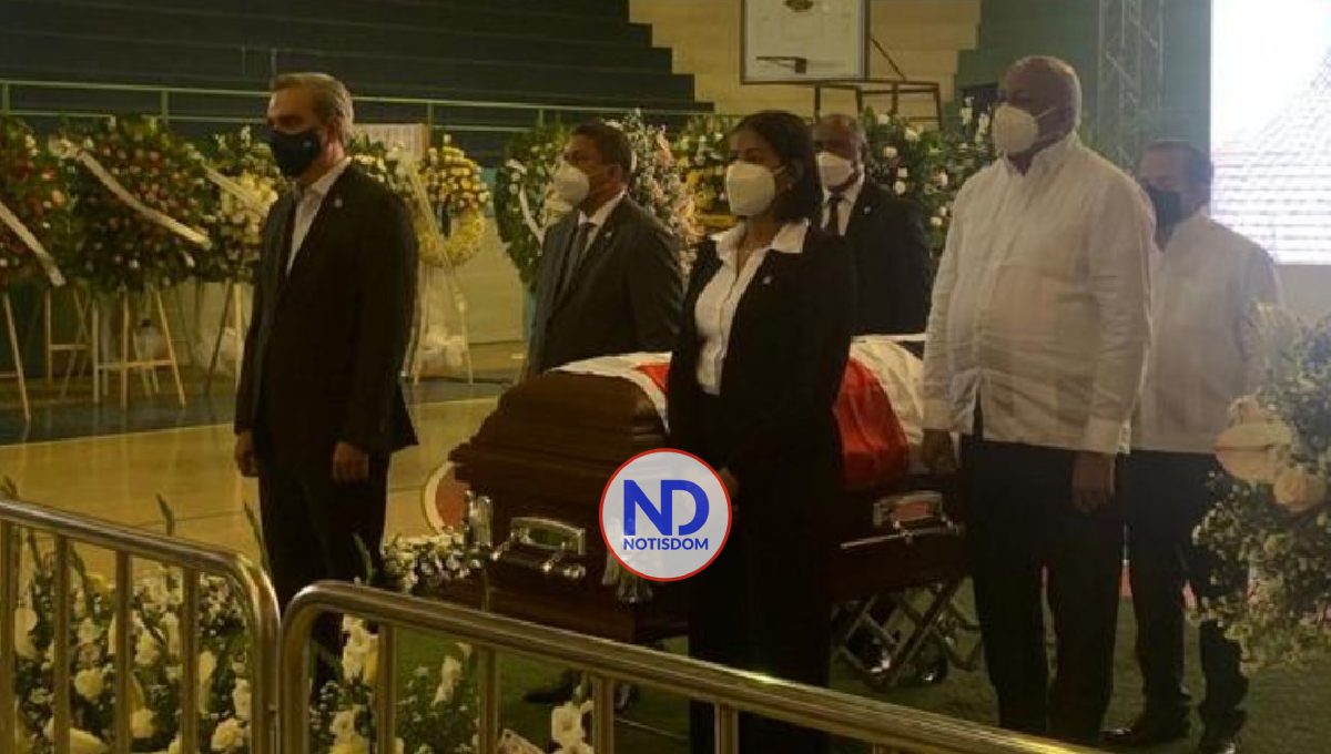 Presidente Abinader hace guardia de honor ante féretro del diputado López Chávez 2 Presidente Abinader hace guardia de honor ante féretro del diputado López Chávez