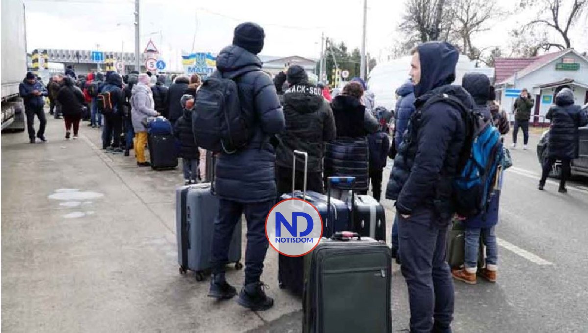 Miles ucranianos hacen cola en frontera para cruzar a Rumanía