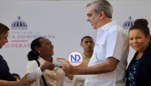 Presidente encabeza entrega de 1,507 títulos de propiedad en Azua