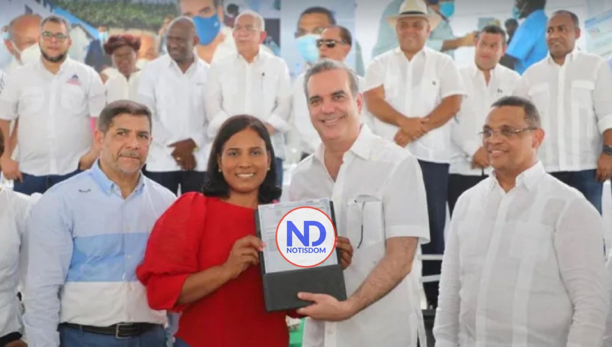 Presidente Abinader entrega más de 600 títulos de propiedad en Monte Plata