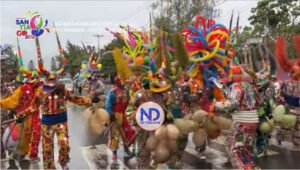 Realizan con éxito el desfile final del Carnaval de Santiago 2022