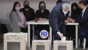 Duque emite su voto y destaca el «hito histórico» de las curules de paz