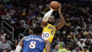 LeBron hace historia, Mavericks tropiezan y Wolves arrasan a Bucks