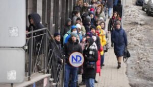 Rublo se desploma; los rusos hacen largas filas en los bancos