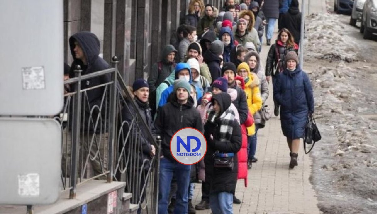 Rublo se desploma; los rusos hacen largas filas en los bancos