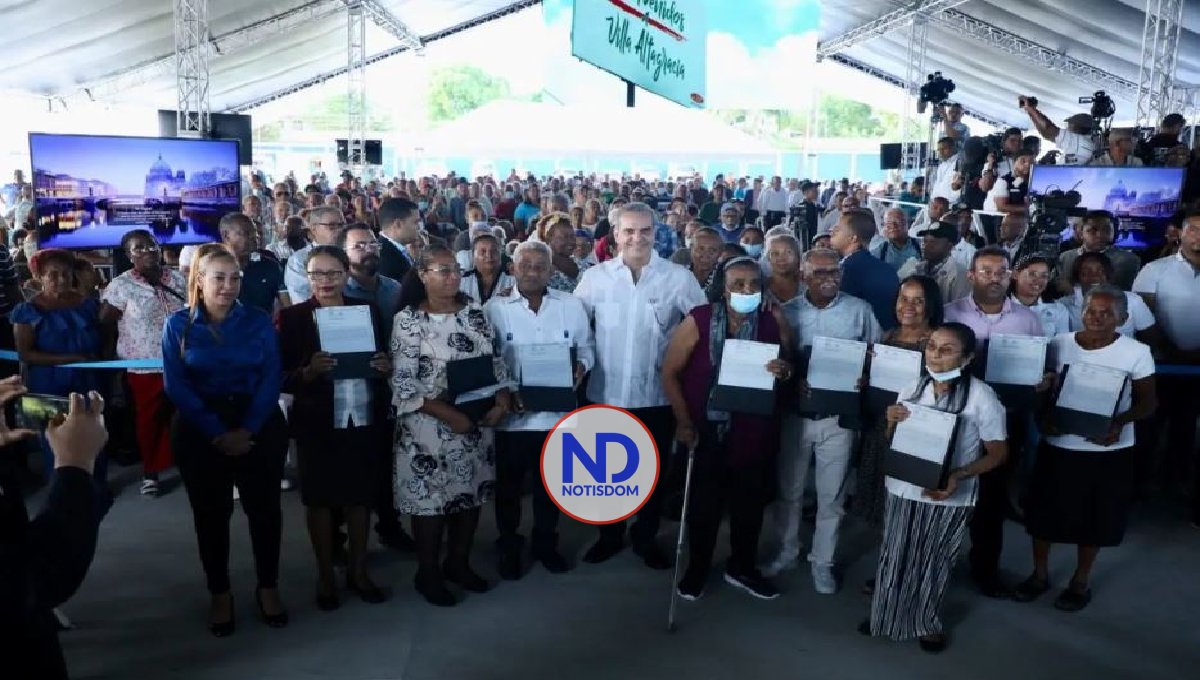 Presidente Luis Abinader entrega 315 títulos de propiedad en SDE