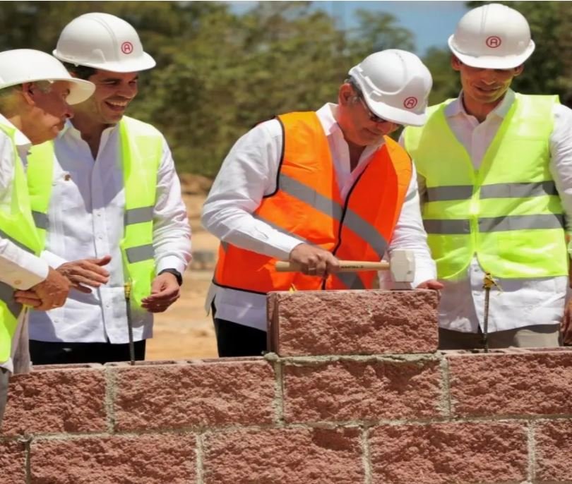ABINADER 152 Presidente coloca primer block de parque industrial en La Altagracia