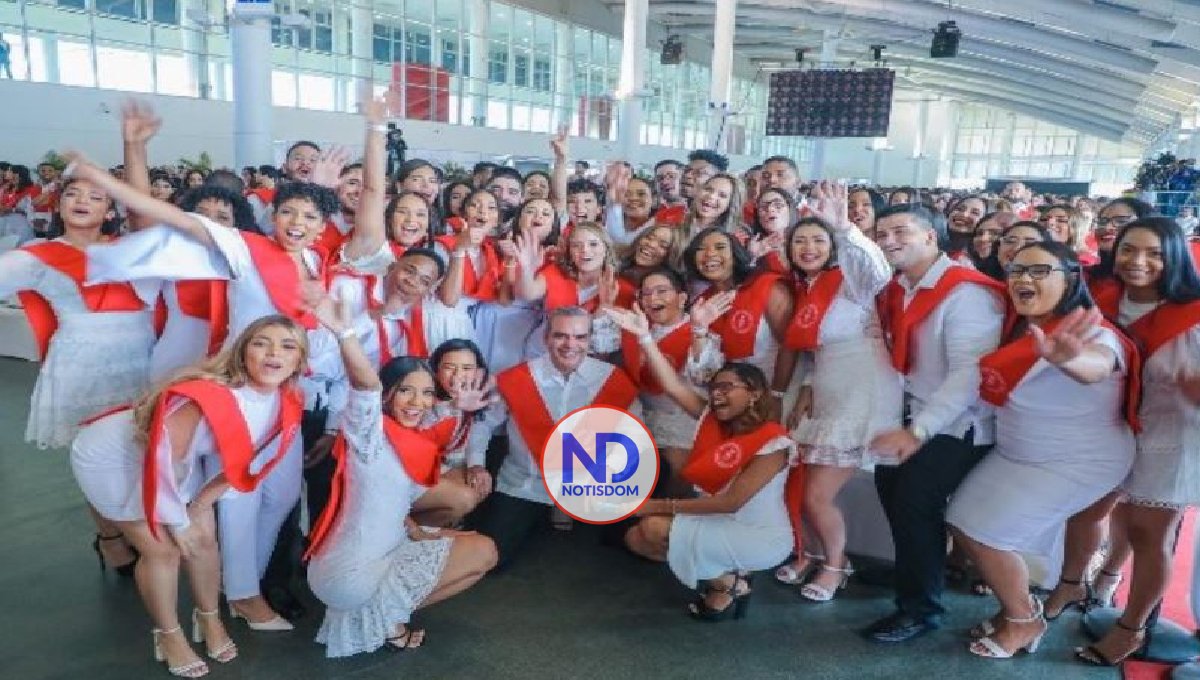 Presidente a graduandos Intec: «Sean honestos y transparentes» 2 Presidente a graduandos Intec: «Sean honestos y transparentes»