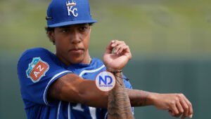 Adalberto Mondesí a lista de lesionados por desgarro en rodilla