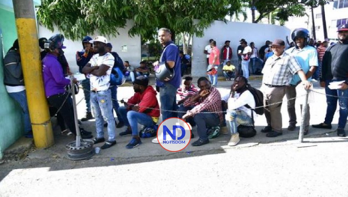 Personas protestan en el Canódromo para que les entreguen sus vehículos