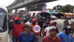 Choferes paralizan tránsito en el corredor Charles Gaulle en protesta
